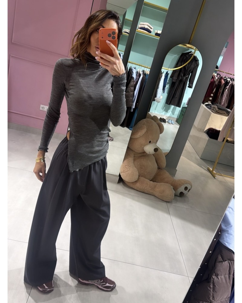 Pantalone con cuciture