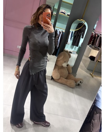 Pantalone con cuciture