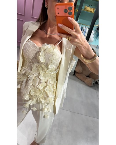 Top con applicazioni floreali